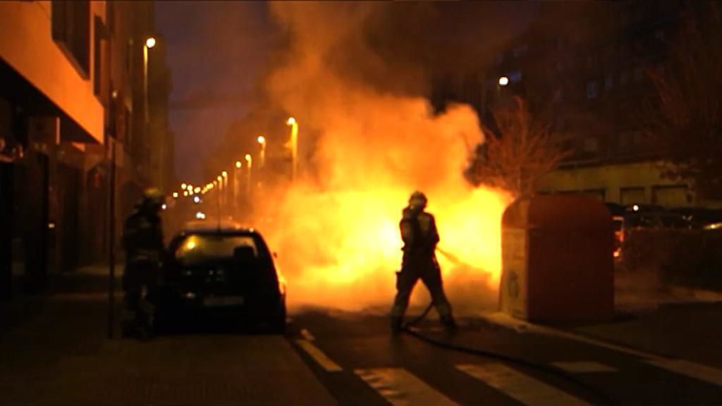 Incendiados seis contenedores en Getxo. EiTB