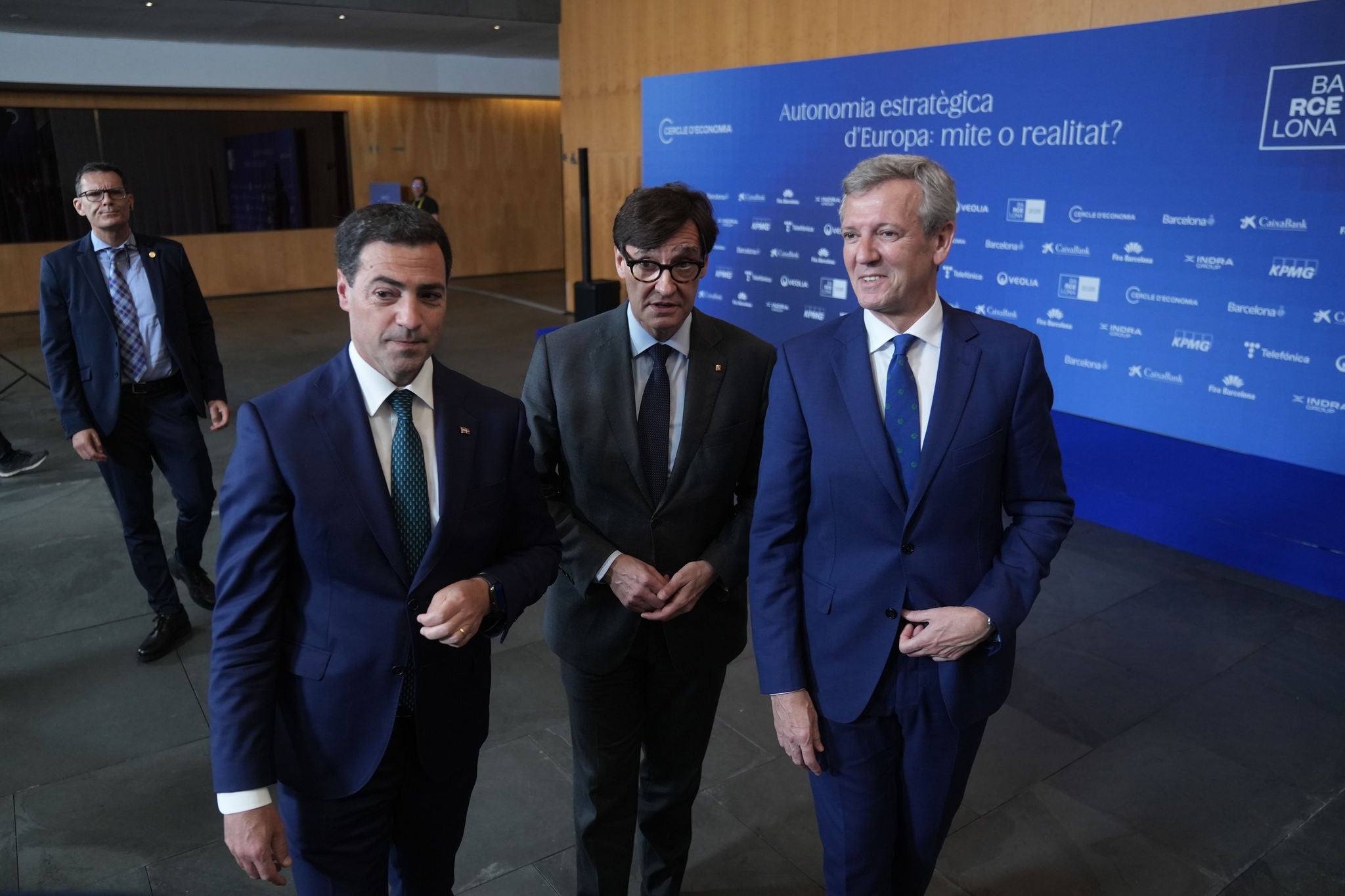 El presidente de la Generalitat, Salvador Illa, el Lehendakari, Imanol Pradales, y el presidente de la Xunta, Alfonso Rueda, durante la sesión 'España, territorio y liderazgo: La visión de los presidentes autonómicos', en la 41 Reunió Cercle d'Economia, en el Palau de Congressos de Catalunya, a 2 de junio de 2026, en Barcelona, Catalunya (España). Con el lema ‘Autonomía estratégica de Europa: ¿mito o realidad?’, la 41 Reunió del Cercle d’Economia 2026 se celbra entre el 1 y el 3 de junio para abordar las capacidades reales de la UE para no quedar subordinada ni a Estados Unidos ni a China en un contexto de reconfiguración geopolítica, guerras, crisis energética y avance acelerado de la inteligencia artificial.



David Zorrakino / Europa Press

02/6/2026