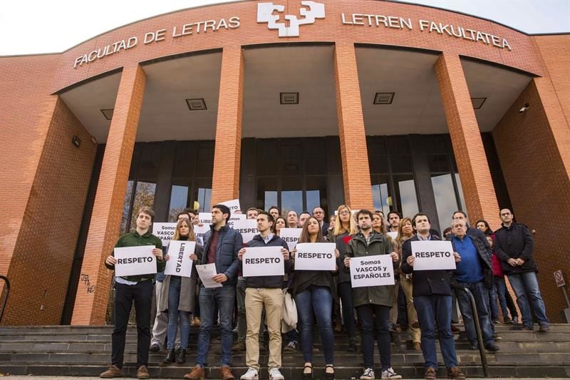 La concentración de repulsa por lo ocurrido ha sido convocada por Nuevas Generaciones. Foto: EFE. La concentración de repulsa por lo ocurrido ha sido convocada por Nuevas Generaciones. Foto: EFE.