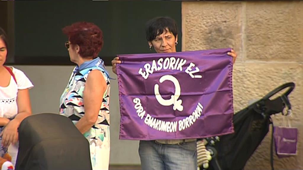 Ehunka herritarrek bat egin dute Udalak deitutako elkarretaratzearekin. Argazkia: EiTB