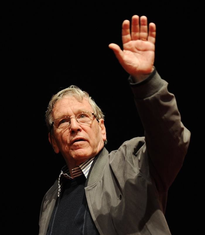 El escritor israelí Amos Oz saluda al público