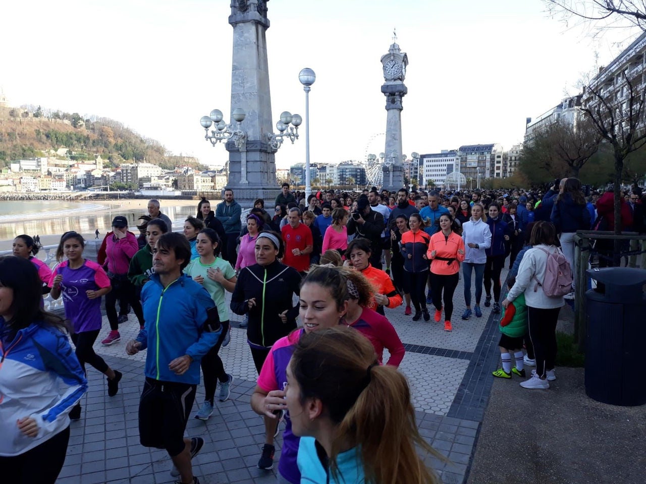 Laura Luelmoren aldeko lasterketak Gasteizen eta Donostian