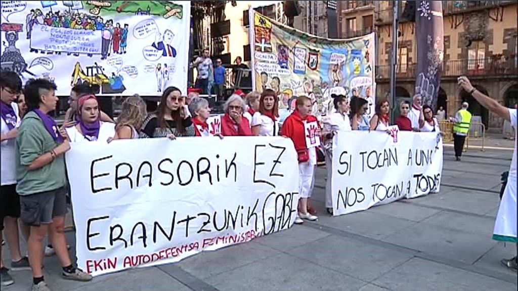 Ehunka bizilagun elkartu dira Lizarran erasoa errefusatzeko. Argazkia: EiTB