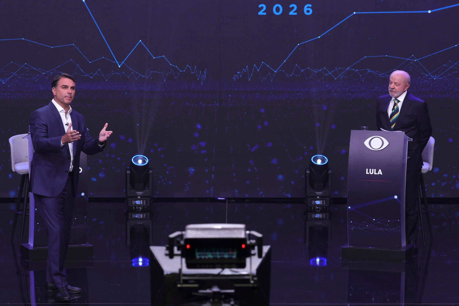 AME7371. SAO PAULO (BRASIL), 18/10/2026.- El presidente de Brasil y candidato a la reelección, Luiz Inácio Lula da Silva (d), y el opositor Flávio Bolsonaro, participan en el primer debate de cara a la segunda vuelta de las elecciones presidenciales, este domingo en la sede de Rede Bandeirantes en Sao Paulo (Brasil). EFE/ Sebastiao Moreira

