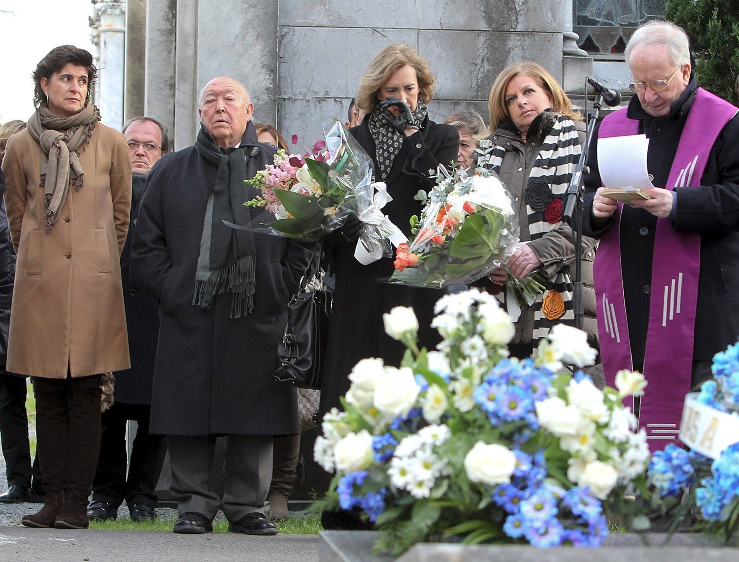 Ofrenda floral en el cementerio de Polloe