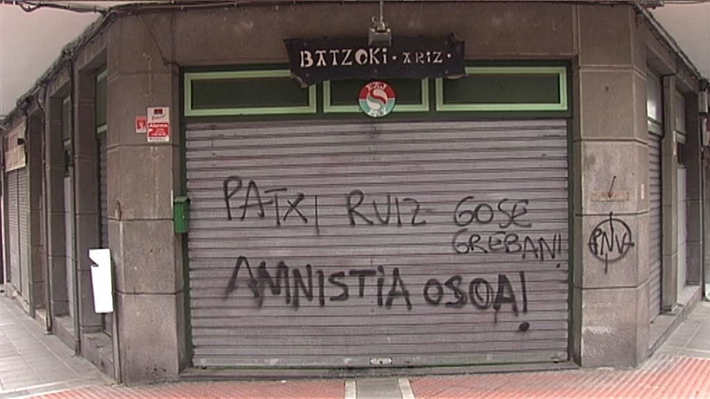 La pintada realizada en el batzoki de Basauri. Imagen obtenida de un vídeo de ETB. La pintada realizada en el batzoki de Basauri