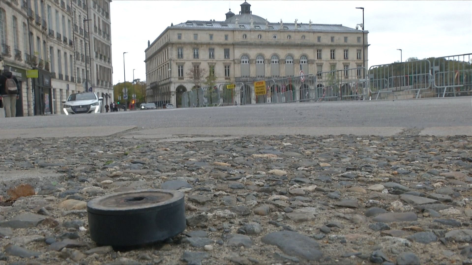 Atzoko protesten arrastoak Herriko Etxearen aurrean. Argazkia: EITB