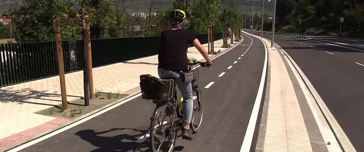 txirrindulari bat nafarroako bidegorri batean