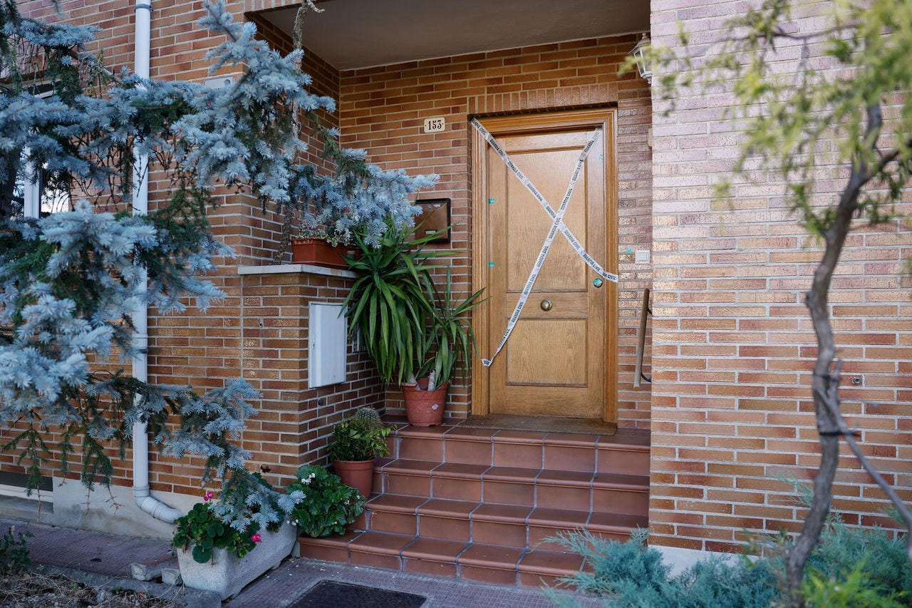 La puerta de la vivienda en la que ocurrieron los hechos, precintada, en Zizur Mayor (Navarra). Foto: EFE ZIZUR MAYOR (NAVARRA), 29/07/2025.- La Guardia Civil investiga como un posible caso de violencia machista el asesinato de una mujer de 78 años, de nacionalidad española pero de origen colombiano, que fue hallada muerta este martes en su domicilio de Zizur Mayor, una localidad del norte de España. EFE/Villar López