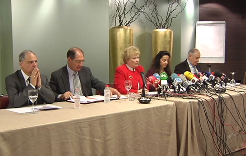 Brian Currin (segundo por la izquierda), junto a algunos de los miembros del GIC. EITB