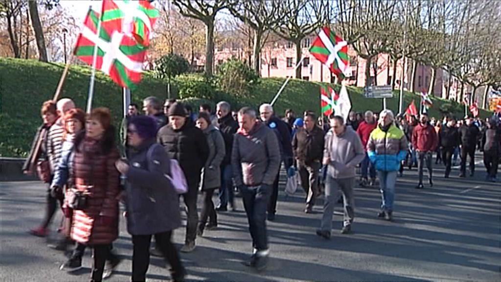 Miembros de Sortu han participado en la marcha convocada por Kalera Kalera en Basauri. Foto: EiTB. Miembros de Sortu han participado en la marcha convocada por Kalera Kalera en Basauri. Foto: EiTB.