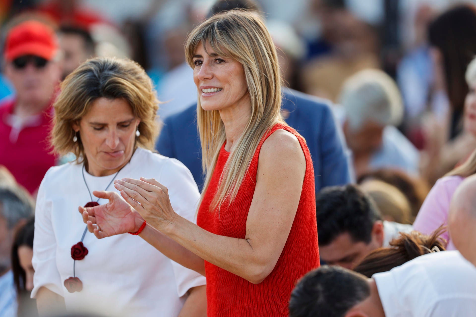 BENALMÁDENA (MÁLAGA), 05/06/2024.- La mujer del secretario general del PSOE y presidente del Gobierno, Pedro Sánchez, Begoña Gómez (c), durante un acto electoral de los socialistas en Benalmádena (Málaga), este miércoles. EFE/ Jorge Zapata
