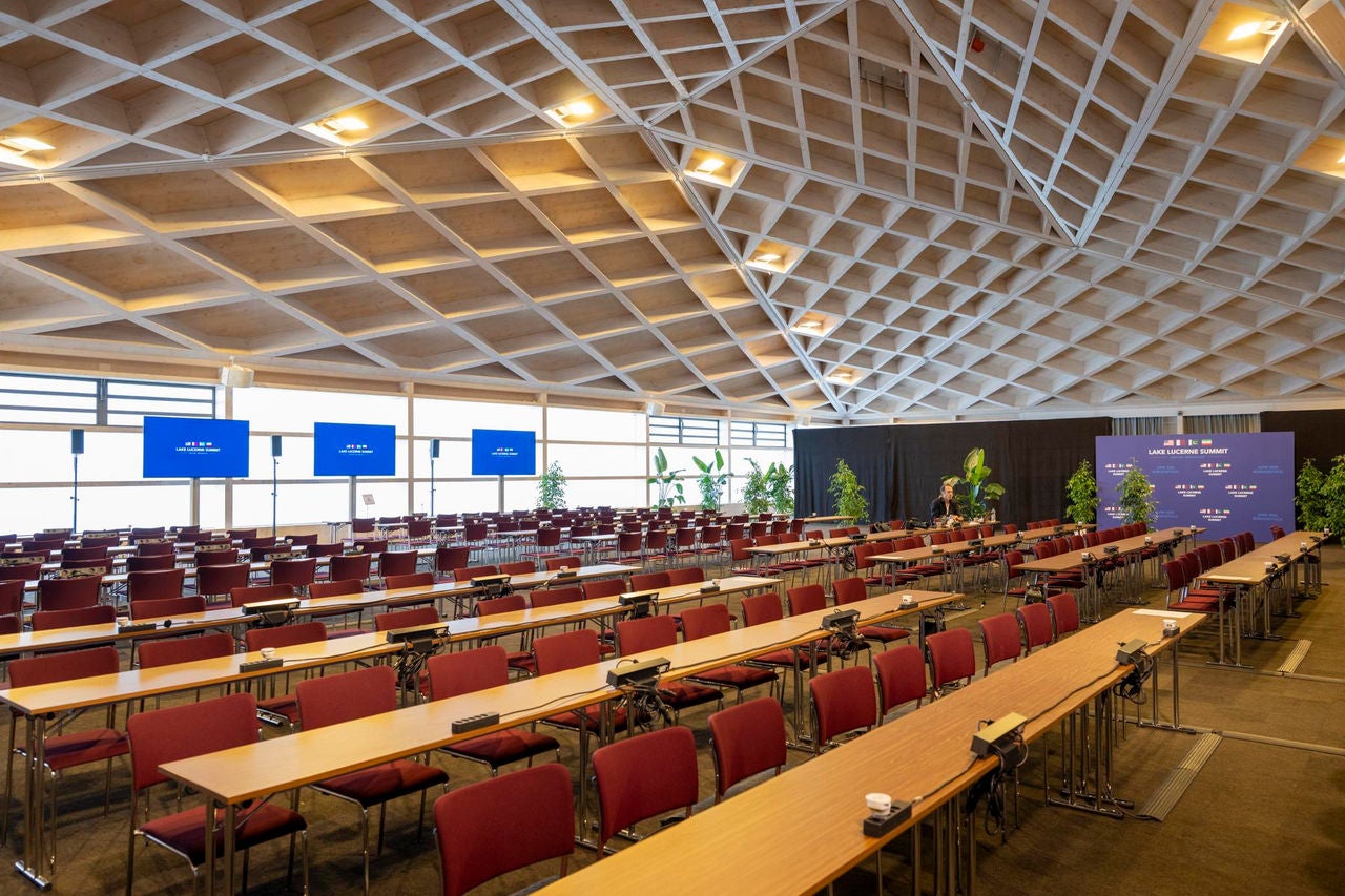 BUERGENSTOCK (Switzerland), 21/06/2026.- A view in to the Media Centre in the Tennis Hall of the Buergenstock resort in Obbuergen, Switzerland, 21 June 2026. After the signing of a framework agreement on peace in France this week the delegations of the USA and Iran meet at the Buergenstock resort to discuss further details and technical issues. (Tenis, Francia, Suiza) EFE/EPA/URS FLUEELER
