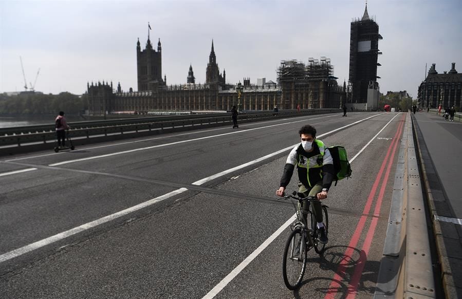 Una persona con mascarilla recorre Londres en bicicleta. Foto: EFE Una persona con mascarilla recorre Londres en bicicleta.