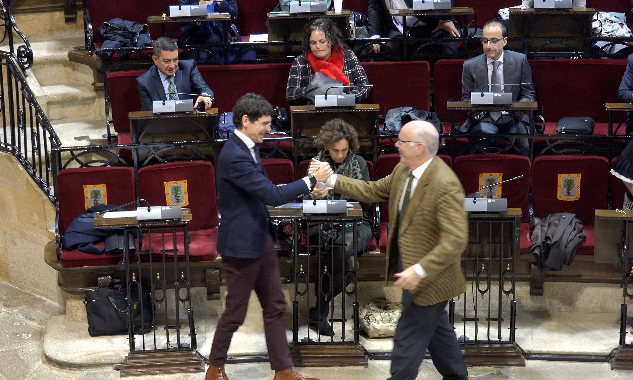 Unai Rementeria y José María Iruarrizaga estrechándose la mano en las Juntas Generales