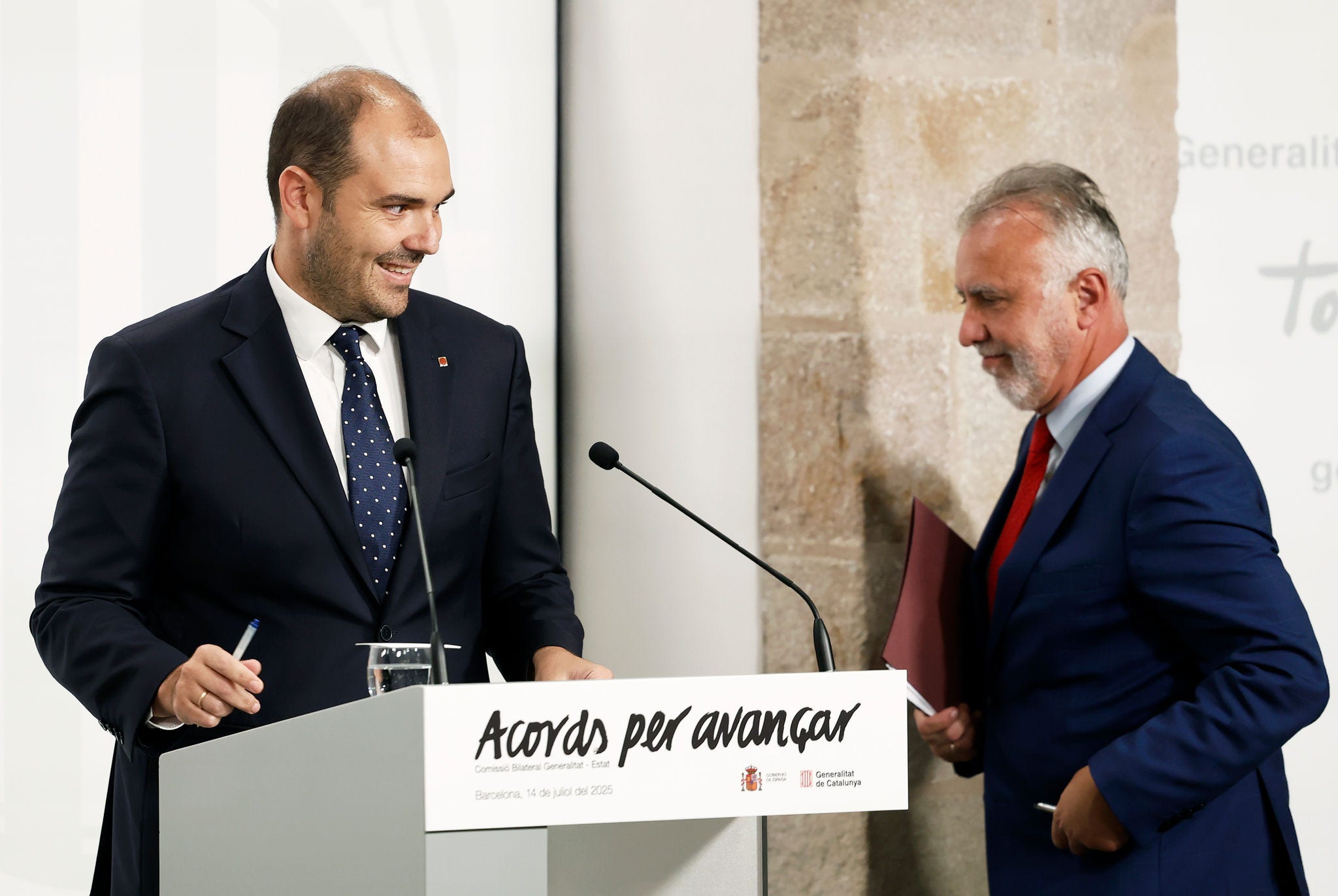 Sanchez, artxiboko irudi batean GRAFCAT521. BARCELONA, 14/07/2025.- El ministro de Política Territorial y Memoria Democrática, Ángel Víctor Torres, y el conseller de Presidencia, Albert Dalmau (i), durante la rueda de prensa posterior a la reunión de la Comisión Bilateral entre el Ejecutivo central y el Govern para abordar la financiación singular de Cataluña, un modelo pactado entre el PSC y ERC en la investidura de Pedro Sánchez. EFE/Andreu Dalmau