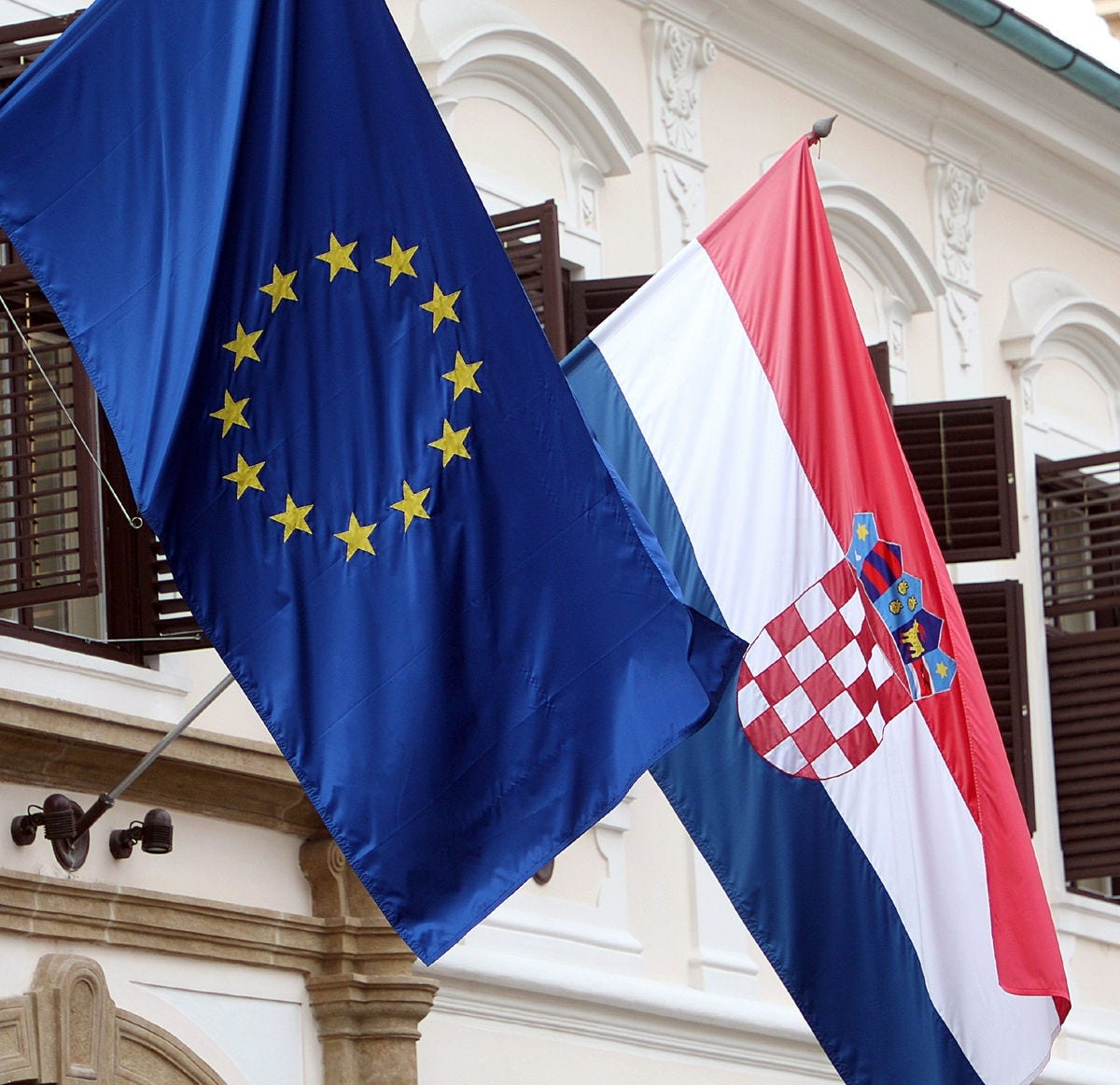 Banderas de la UE y Croacia ondean en un edificio gubernamental de Zagreb. Foto: EFE Banderas de la UE y Croacia ondean en un edificio gubernamental de Zagreb. Foto: EFE