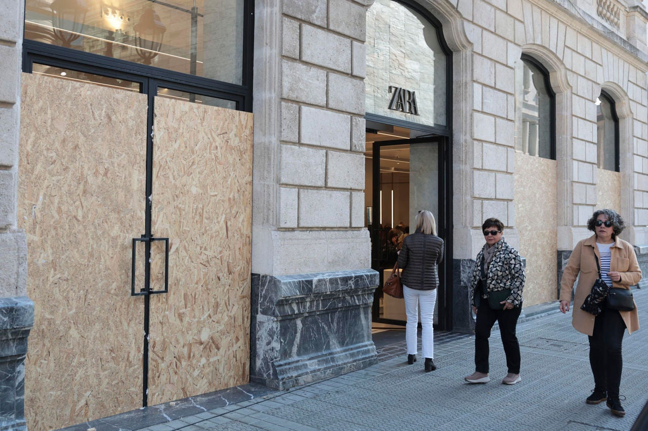 GRAFCAV1307. BILBAO, 30/10/2026.-Mamparas de madera para proteger los escaparates de un centro comercial en Bilbao, donde mañana sábado esta convocada una manifestación por Aske (Jardun), disidentes de la izquierda abertzale, en el centro de Bilbao, para protestar por la detención de dos de sus miembros el pasado 26 de septiembre acusados de un presunto delito de terrorismo. EFE/Luis Tejido

