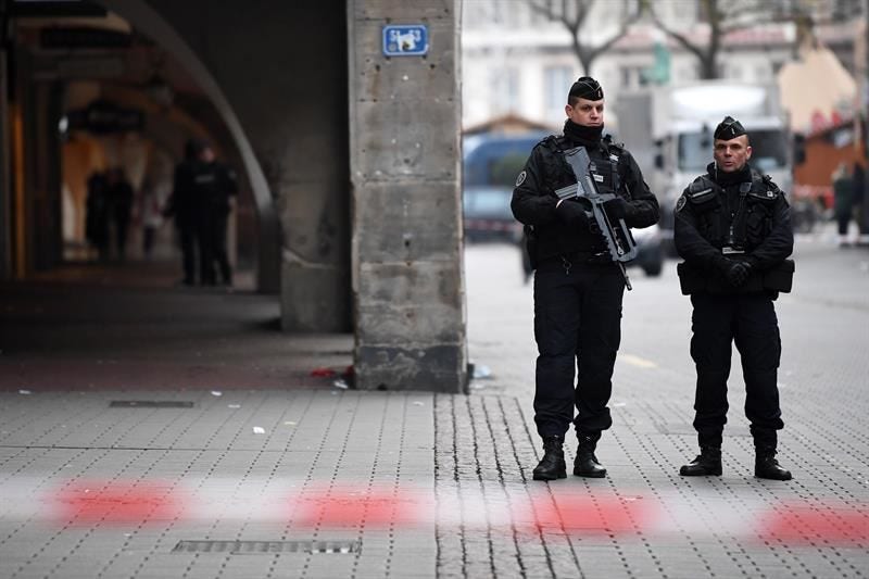Atentado en Estrasburgo. Foto: EFE Gendarmes montan guardia en el lugar donde se produjo el ataque en Estrasburgo