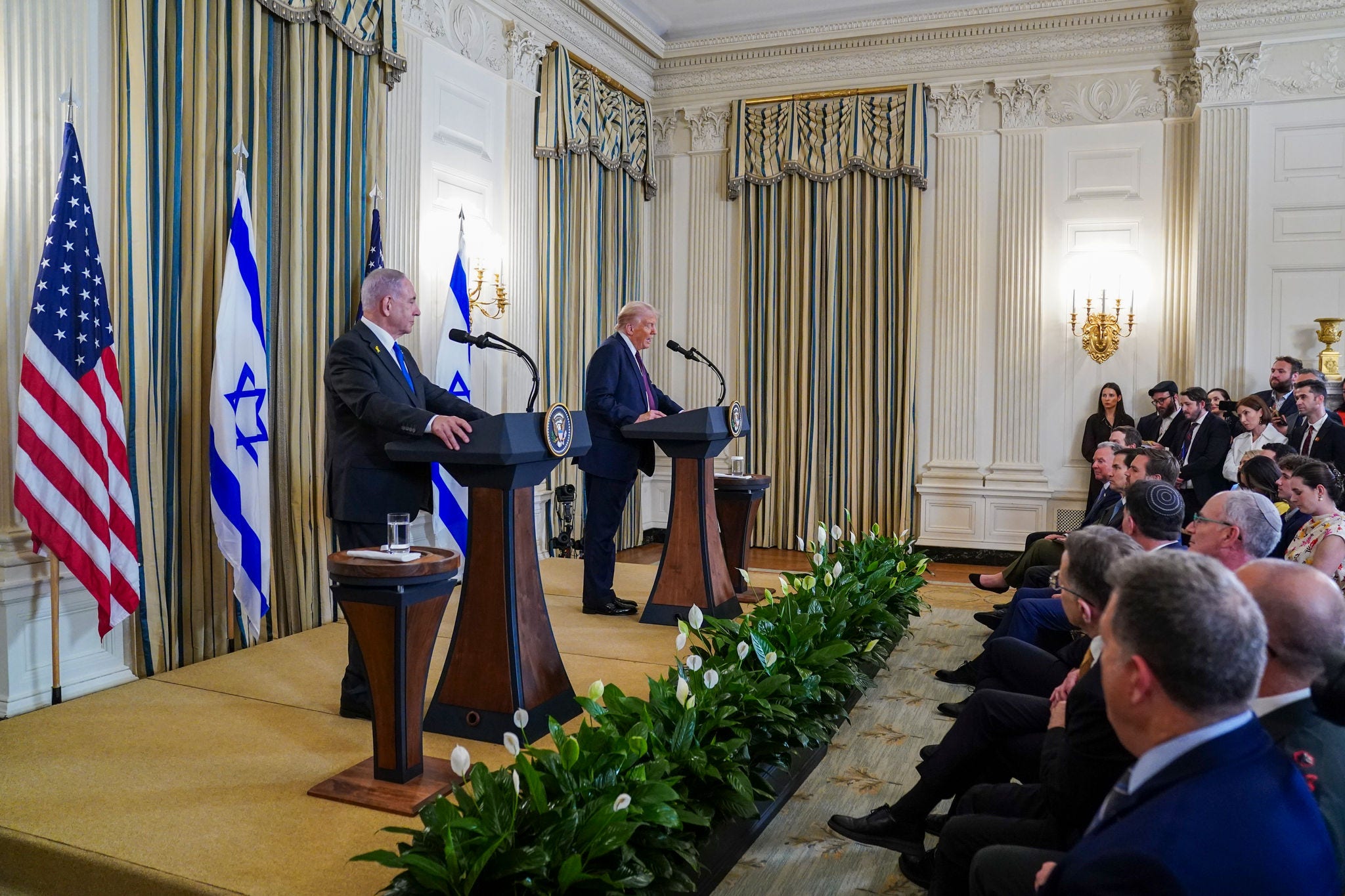 WASHINGTON (United States), 29/09/2025.- US President Donald Trump (R) and Israeli Prime Minister Benjamin Netanyahu (L) participate in a joint press conference in the State Dining Room of the White House in Washington, DC, USA, 29 September 2025. In their Oval Office meeting, Trump pressed Netanyahu to accept a peace deal to end Israel’s on-going war in Gaza, and for Hamas to free their remaining hostages. EFE/EPA/WILL OLIVER / POOL
