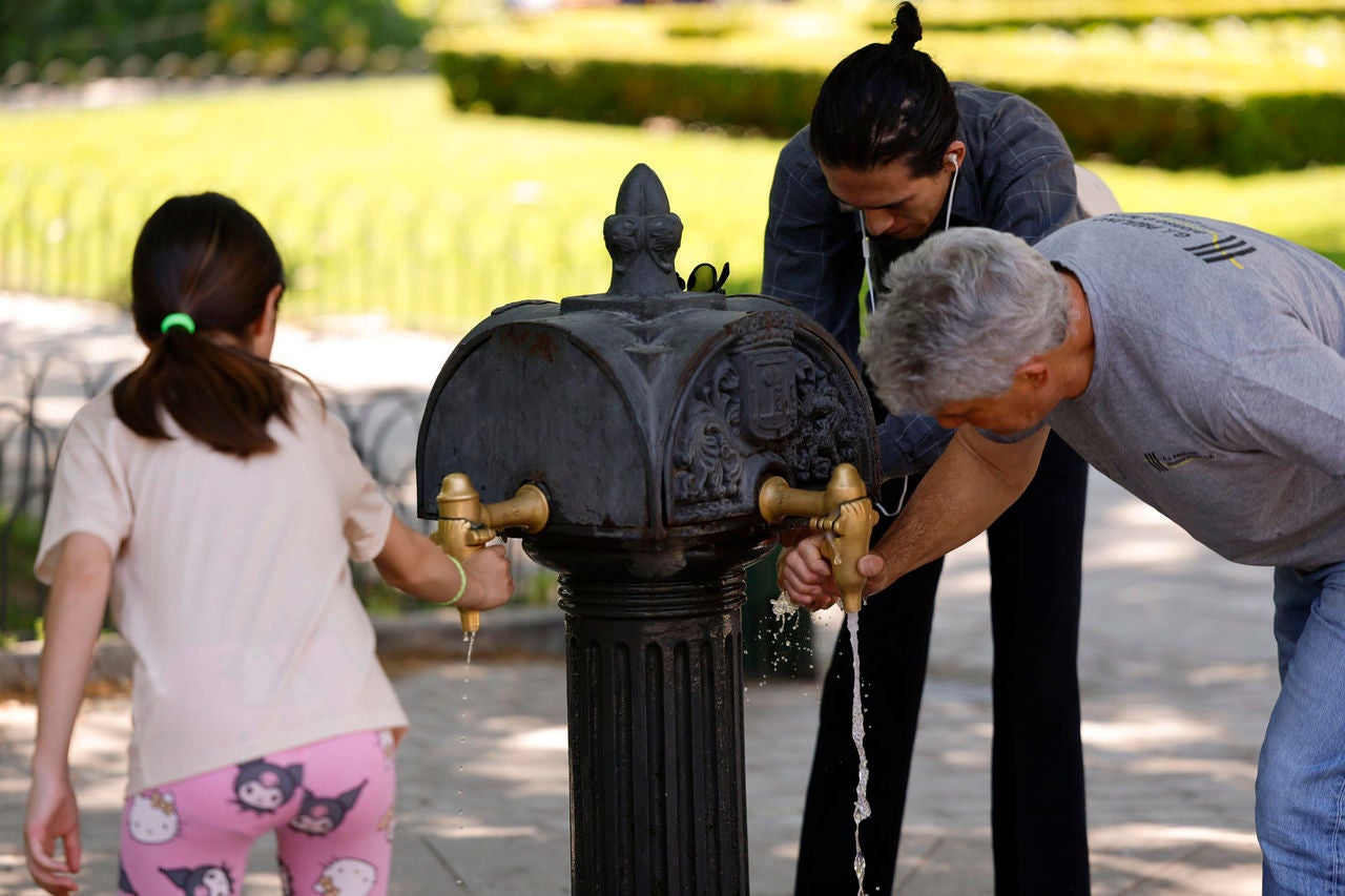 MADRID, 29/05/2026.- Varias personas se refrescan en una fuente durante una jornada de altas temperaturas registradas en la capital. El calor intenso marcará de nuevo este viernes con termómetros que podrían alcanzar 40 grados en el sur peninsular y un tiempo "anómalo" que persistirá durante el fin de semana salvo en las comunidades cantábricas, donde las temperaturas bajarán progresivamente, con alguna tormenta en zonas de montaña. EFE/ Mariscal
