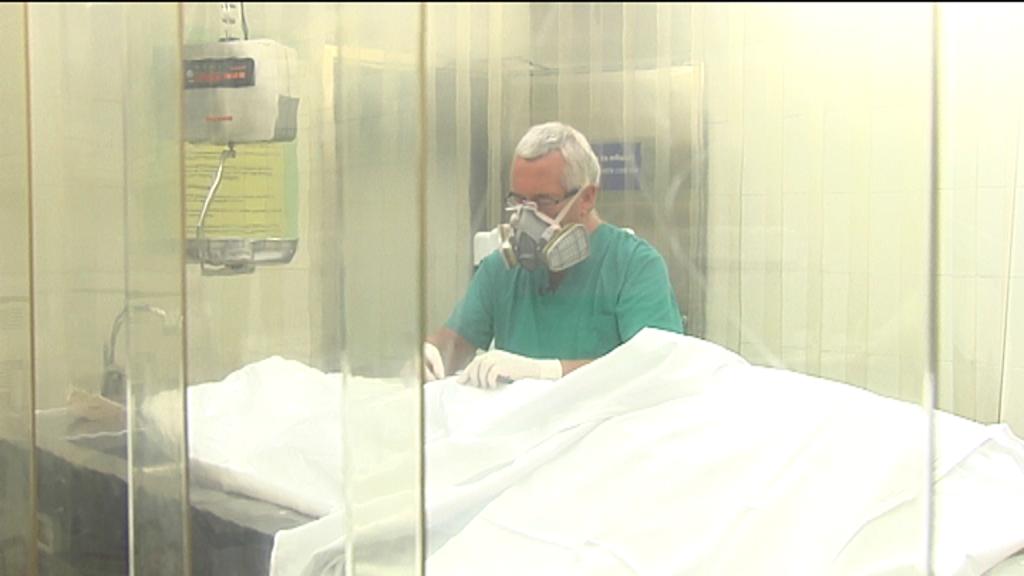 Médico forense trabajando.