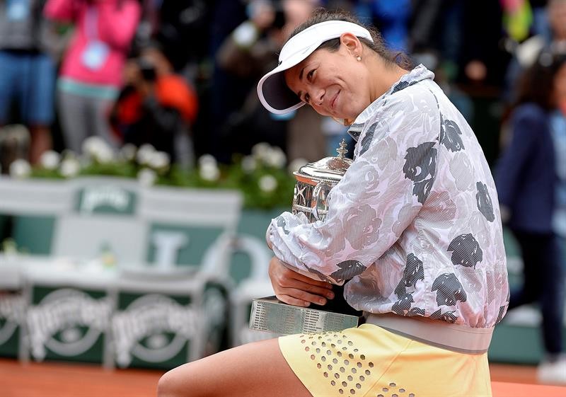 muguruza_rolandgarros_trofeo_EFE