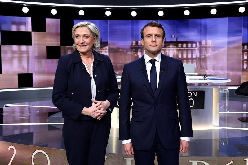 Le Pen y Macron, en los momentos previos del debate de 2017. EFE
