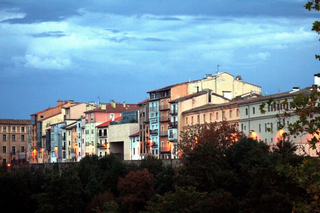Varios edificios de viviendas, en Pamplona. Foto: Francisco Arbizu.