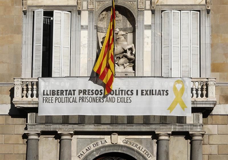 El lazo amarillo y la pancarta que pedía libertad para presos políticos en el balcón del Palau.