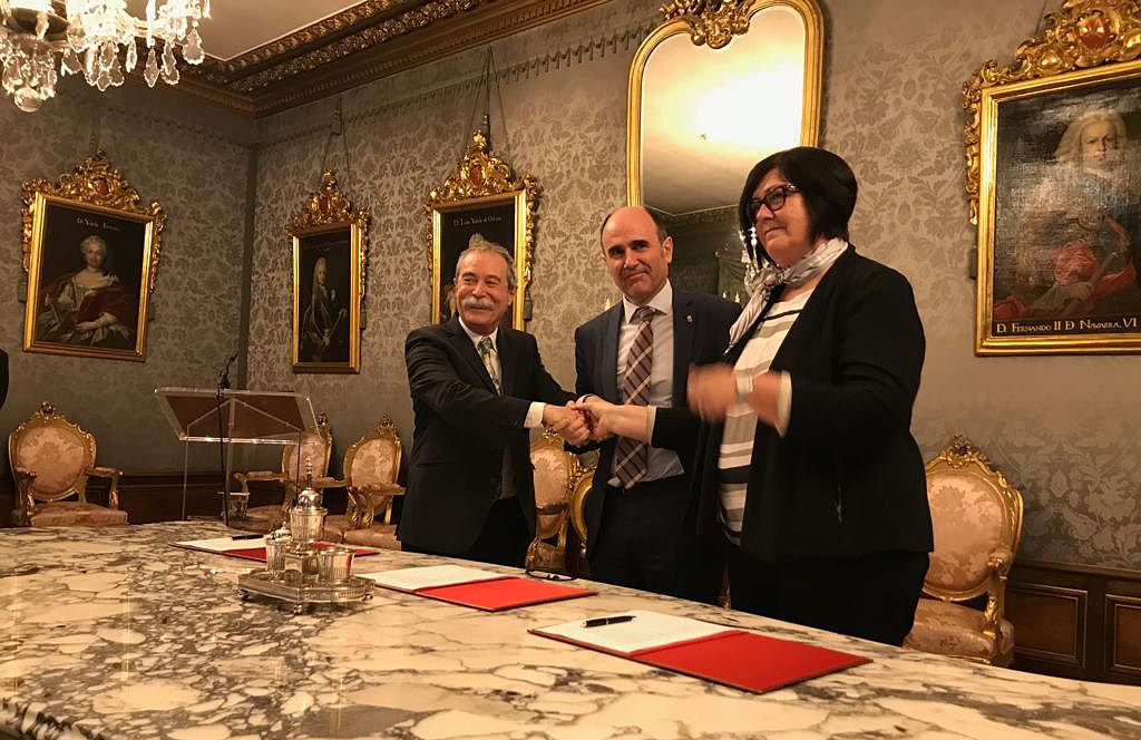 Pilar Irigoien, a la derecha, en una foto de archivo del Gobierno de Navarra.
