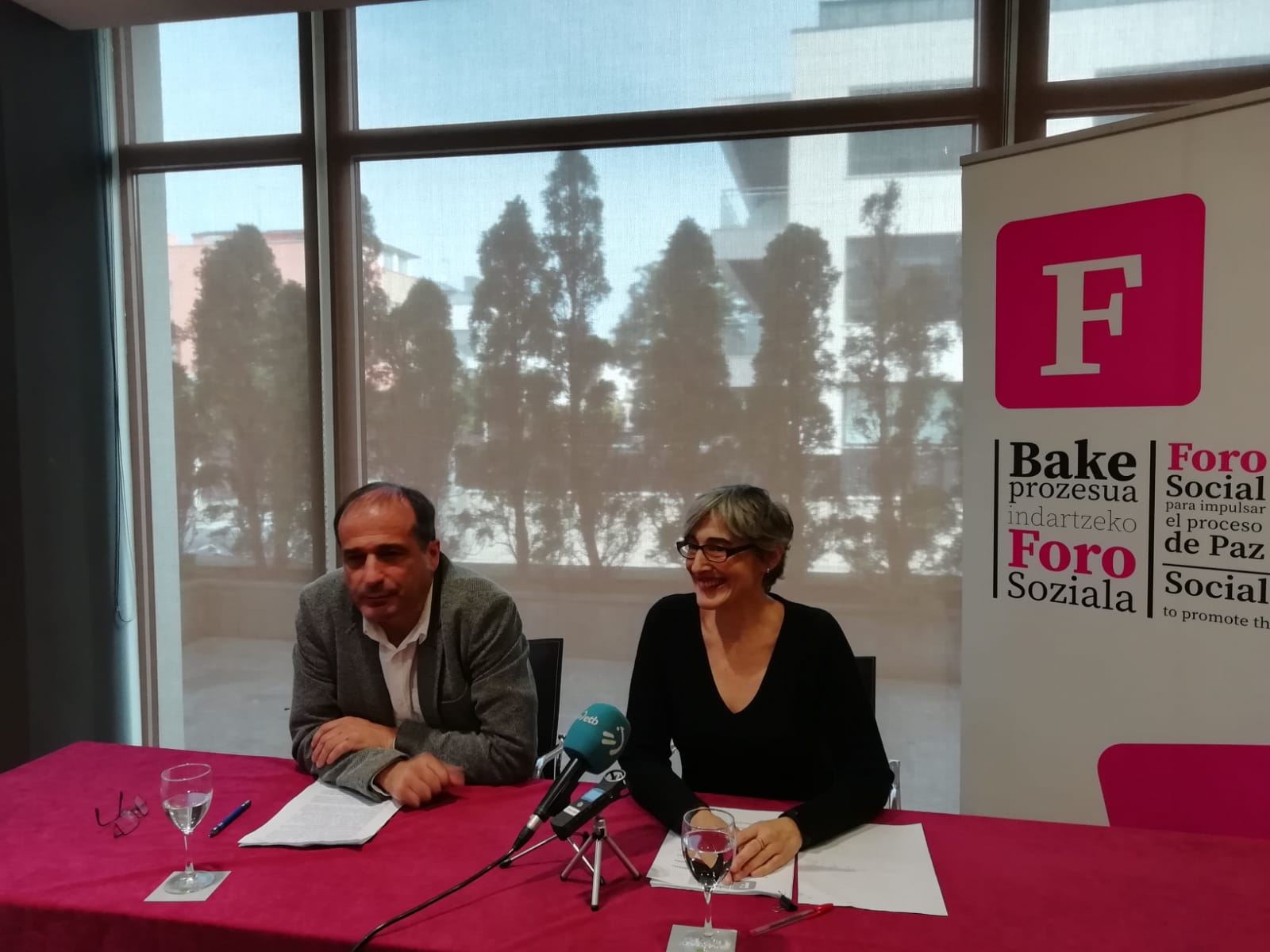 Los portavoces del Foro Social, Agus Hernan y Nekane Altzelai. Foto de archivo: @ForoSoziala