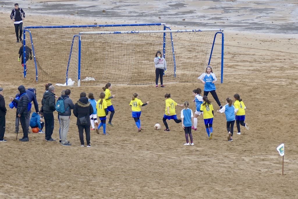 Varias niñas juegan al fútbol en Zarautz.