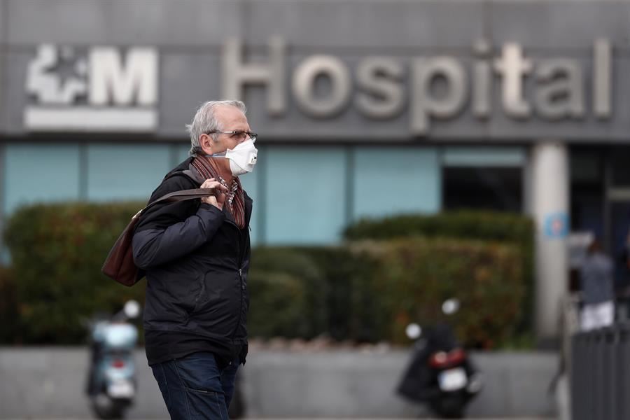 Un hombre pasa frente a un Hospital de Madrid.EFE