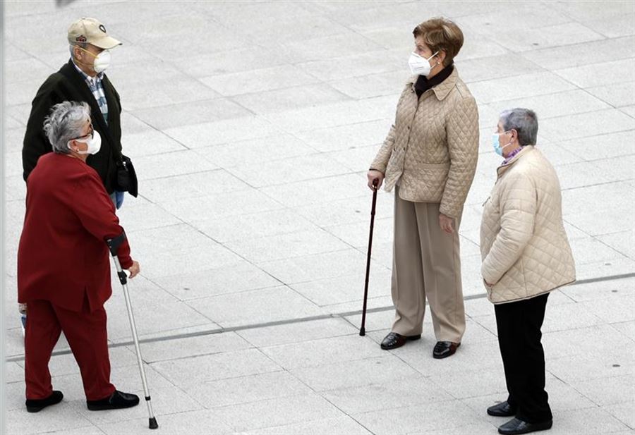 Un grupo de personas mayores con mascarilla. Foto de archivo: EFE