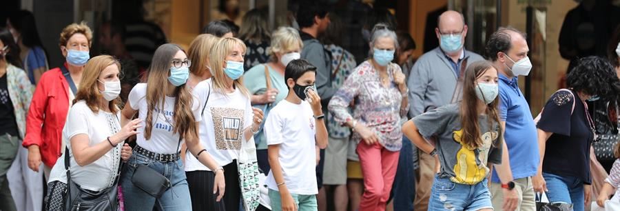 Un grupo de personas con masacarilla por la calle. Foto de archivo: EFE