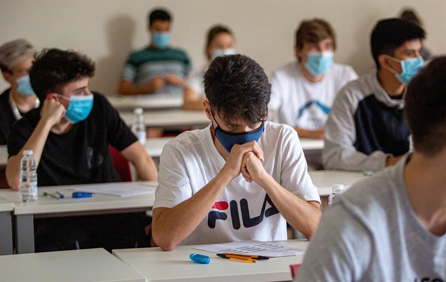 Jóvenes en clase con mascarillas