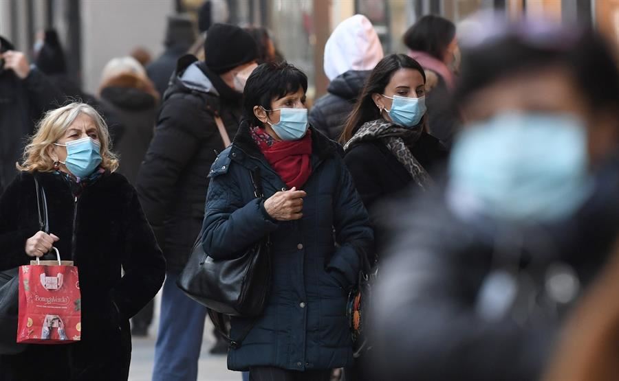 Gente paseando por la calle