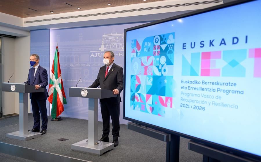 Urkullu y Azpiazu, en la presentación del Programa Euskadi Next, en diciembre de 2020. EFE