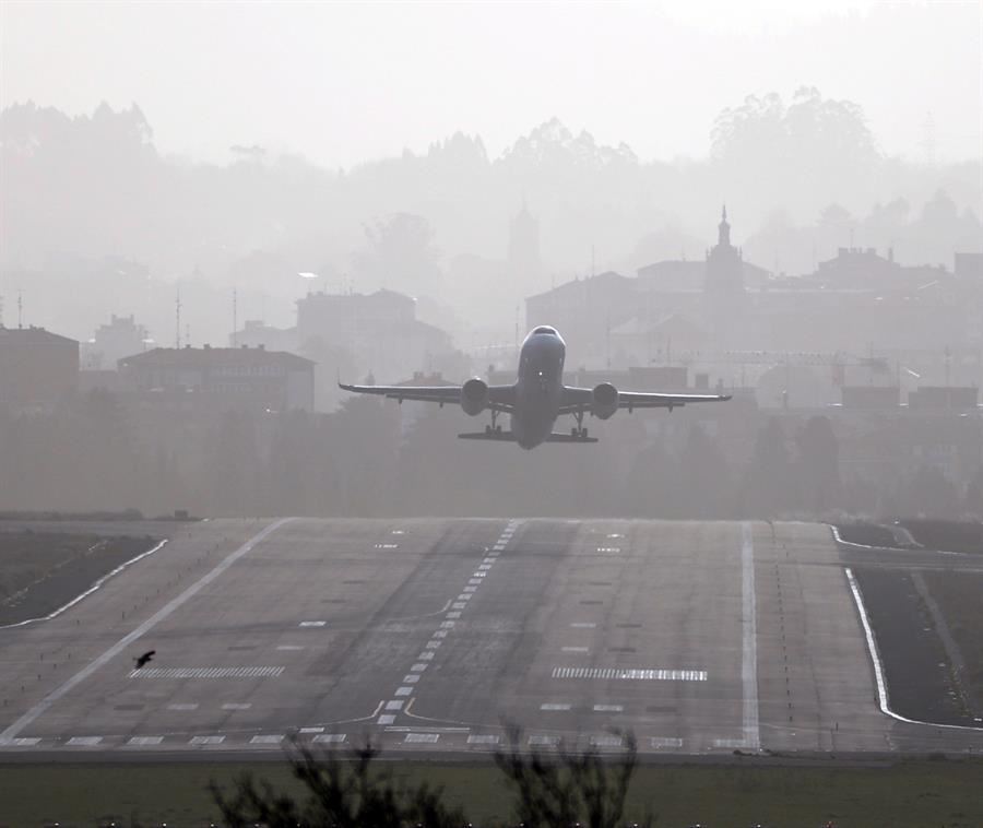 AEROPUERTO LOIU AIREPORTUA VIENTO HAIZEA HEGAZKINA AVION EFE