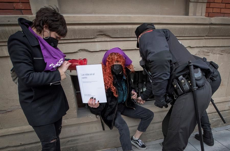 Varias mujeres se encadenaron en la fachada del Parlamento de Navarra el 8 de marzo