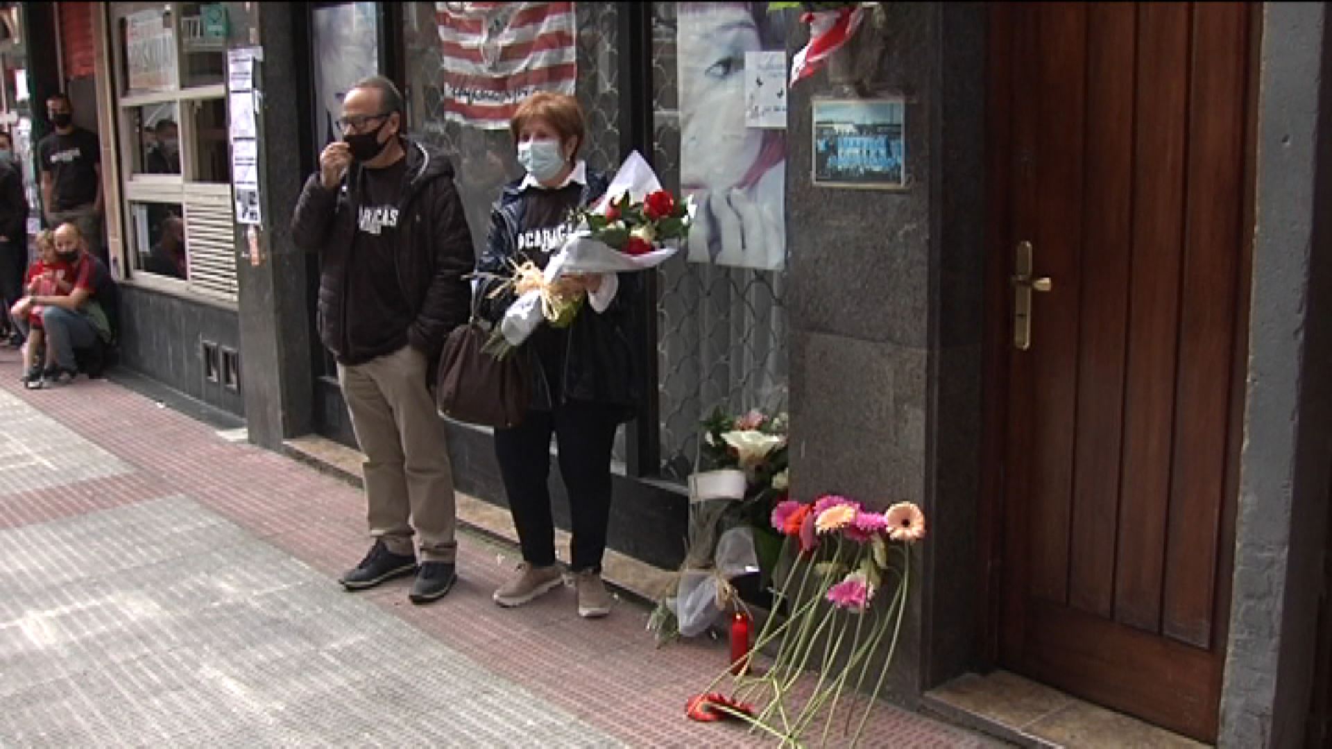 Homenaje de los padres del fallecido Iñigo Cabacas. Foto: EITB Media