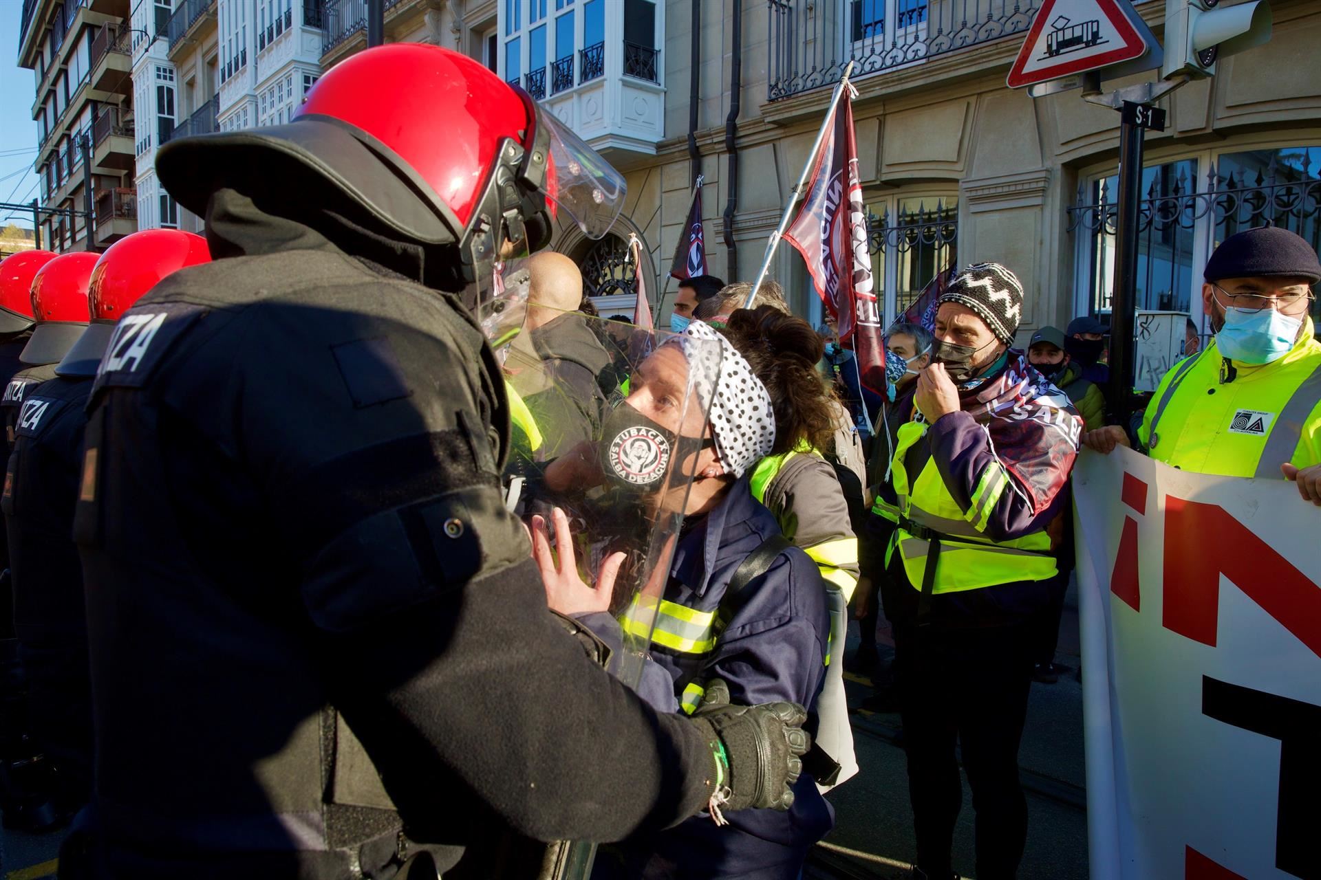 tubacex ertzaintza vitoria gasteiz parlament legebiltzarra istiluak incidentes EFE