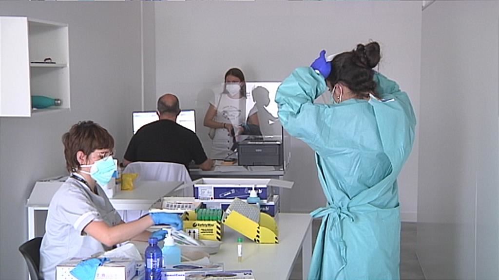 Se han registrado 1642 nuevos positivos tras la realización de 3814 pruebas. EFE