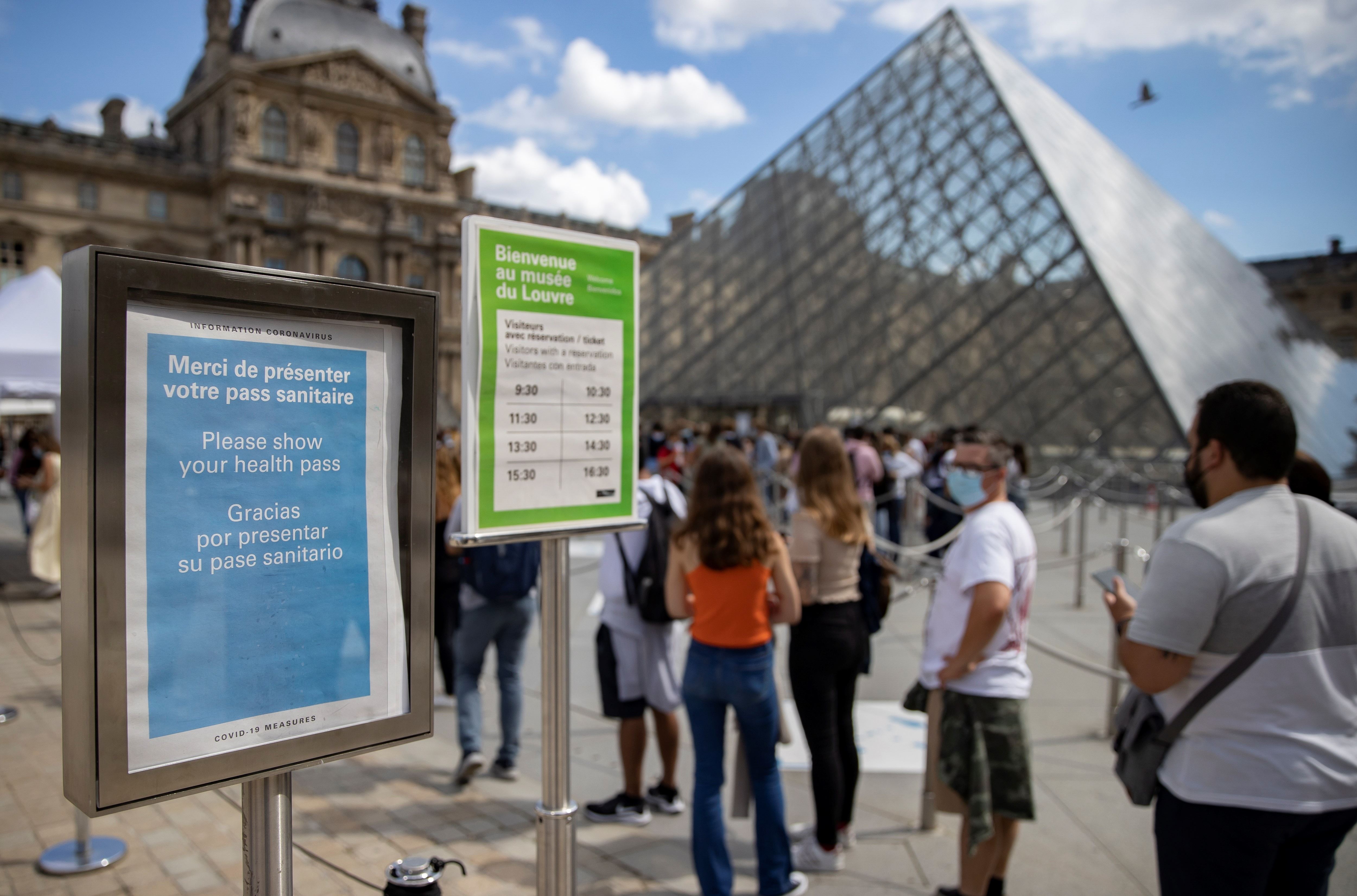 Colas de turistas en París, en agosto de 2021. Foto de archivo: EFE