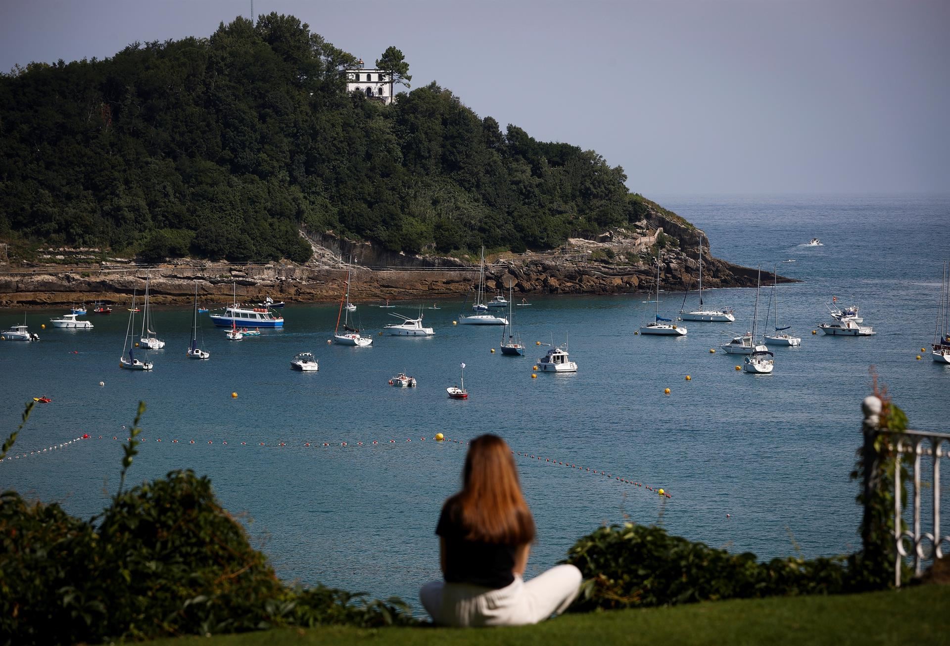 Emakume bat Donostiako ikuspegiaz gozatzen.
