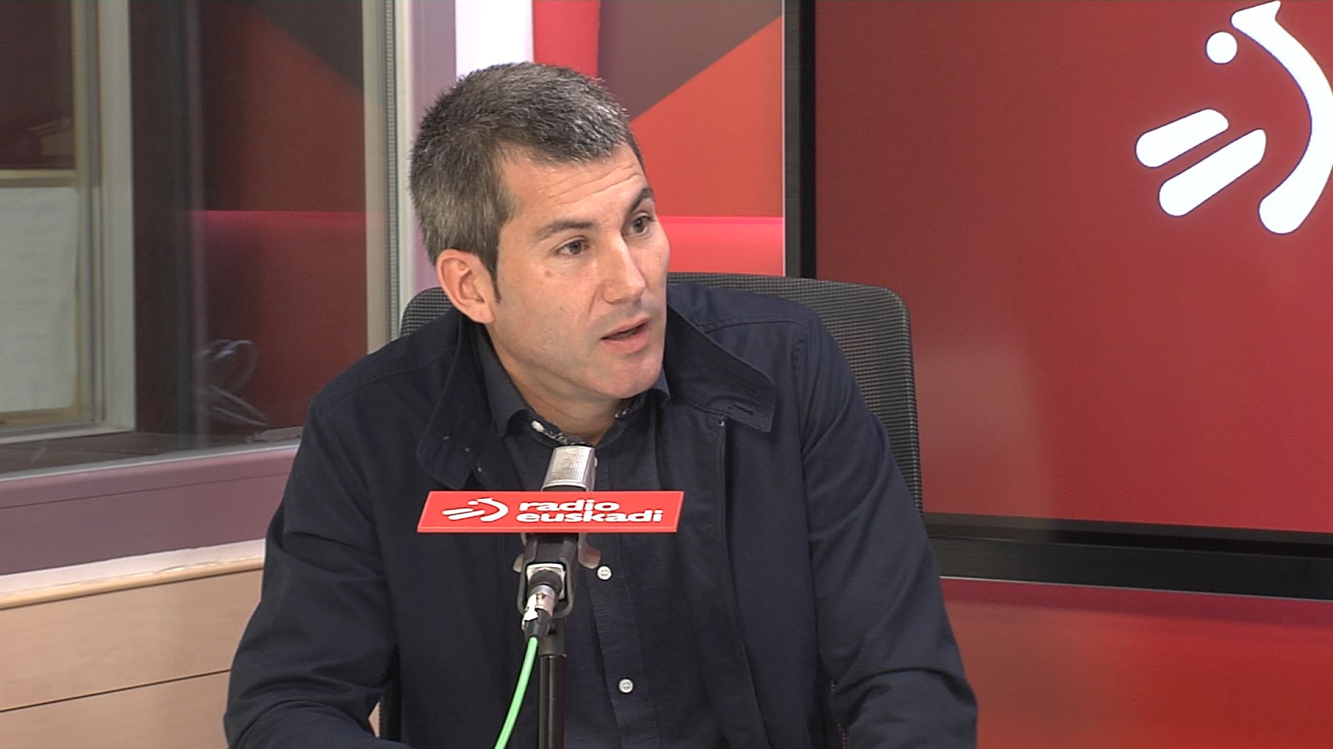El secretario general de Sortu, Arkaitz Rodríguez, en los estudios de Radio Euskadi.