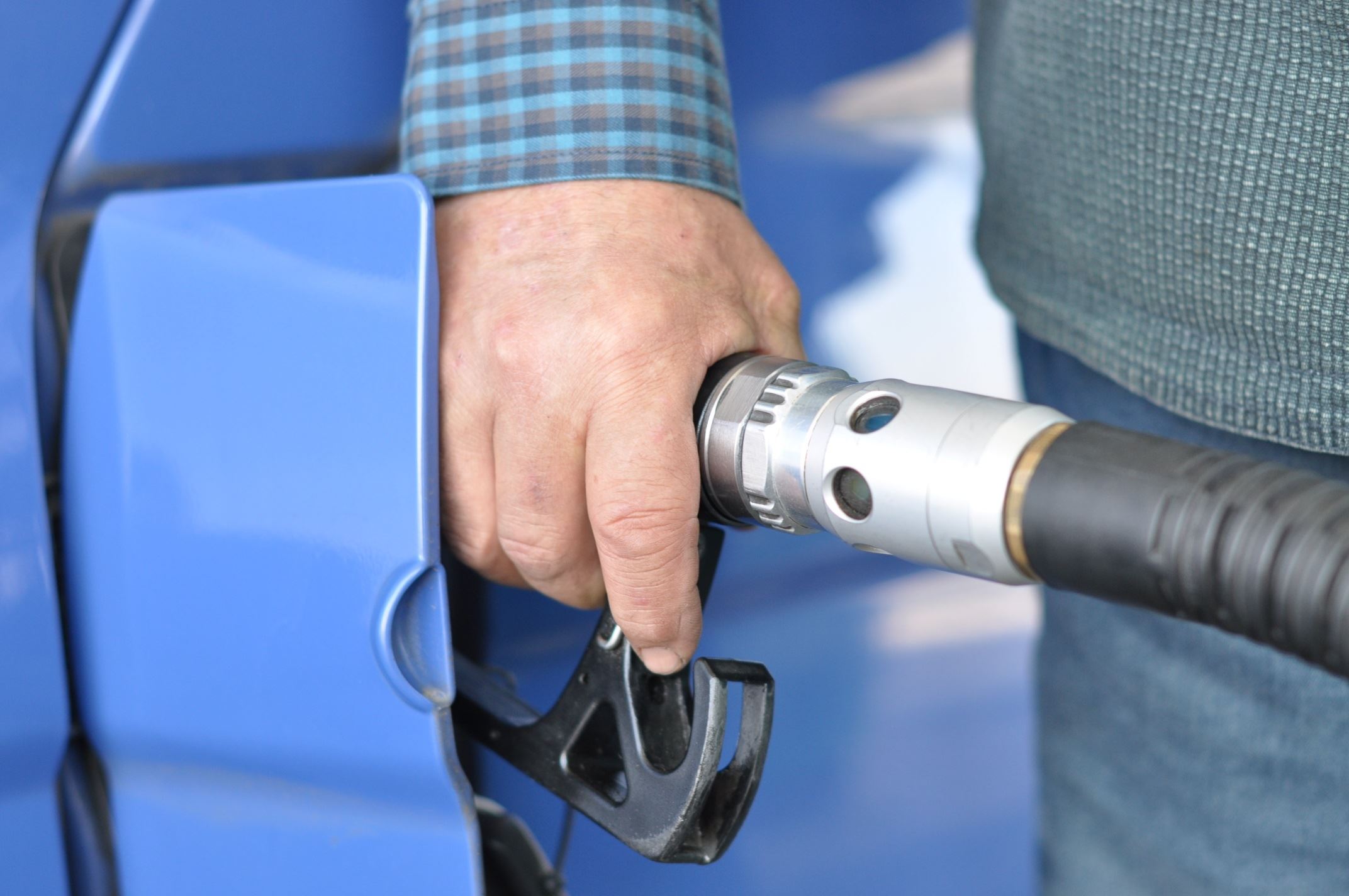 Un hombre repostando combustible. EFE