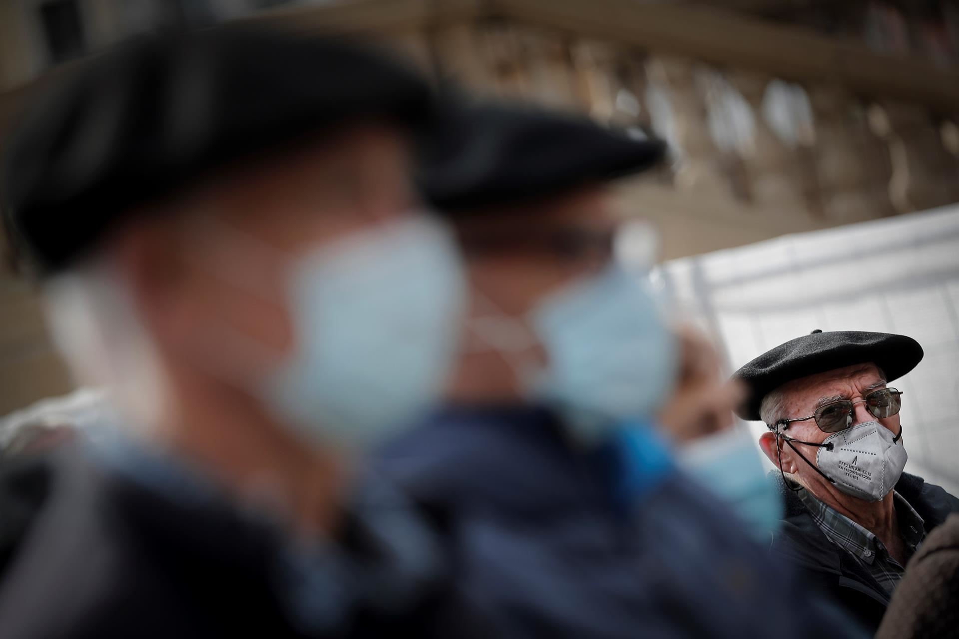 Pensionistas con mascarilla