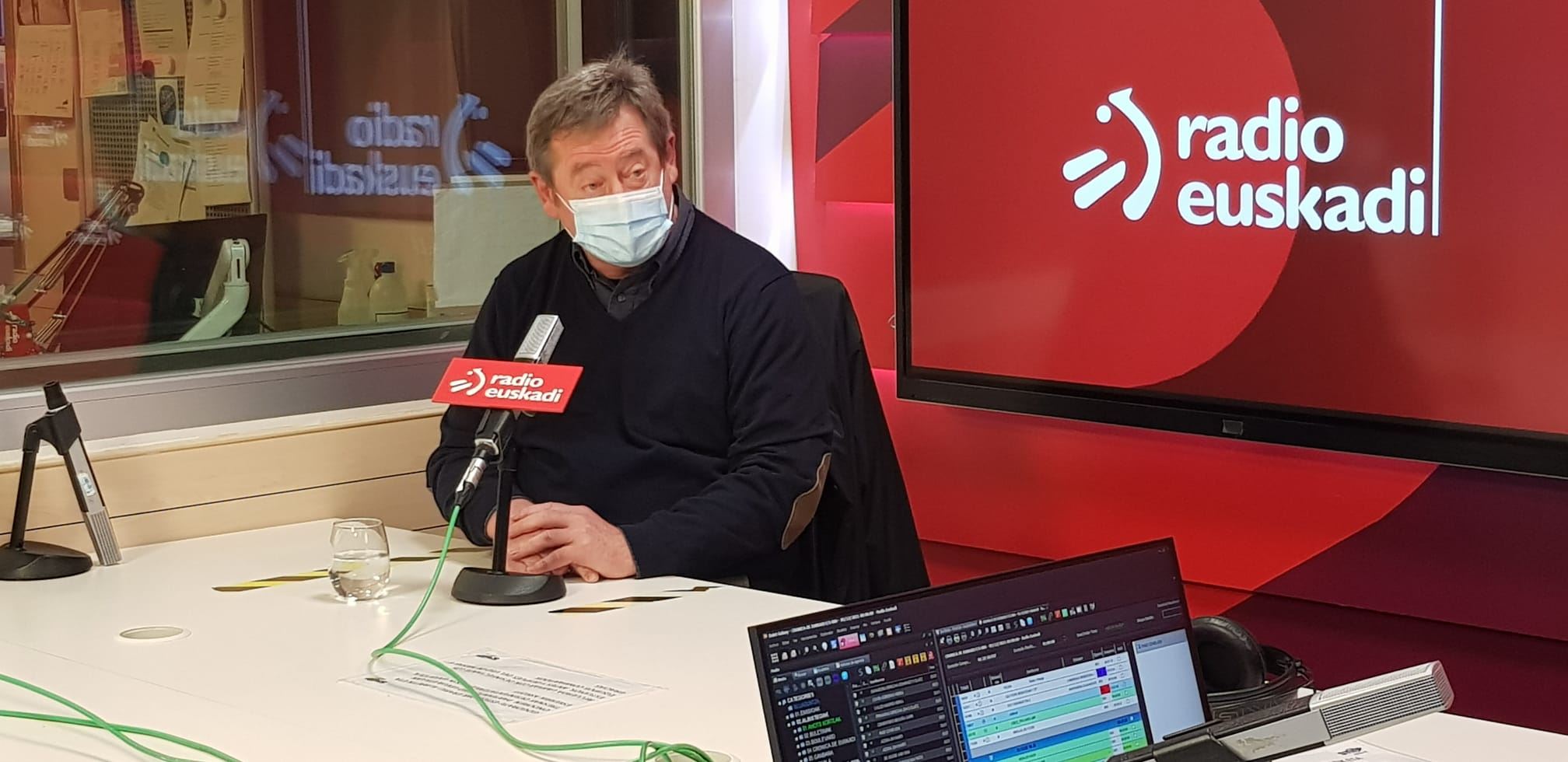 Bingen Zupiria, portavoz del Gobierno Vasco, en Radio Euskadi. Foto: EITB Media.